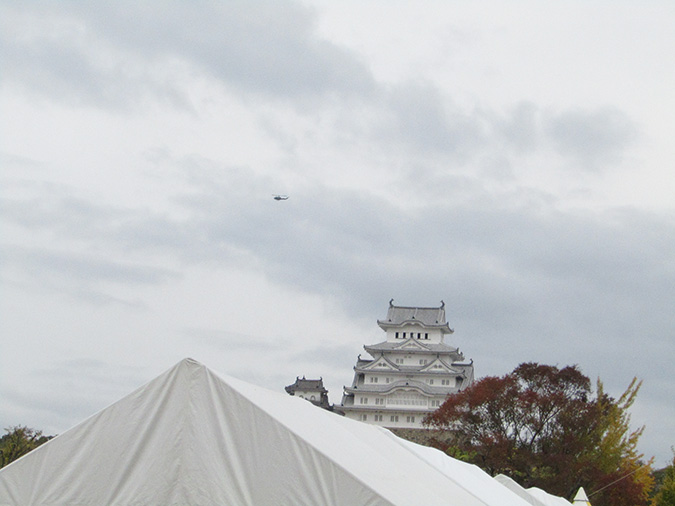 今日の姫路城ヘリ飛んでた