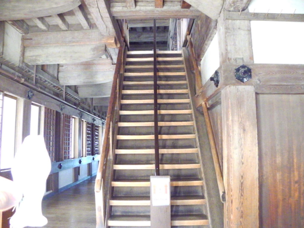 姫路城の謎 １階から２階に上がる階段の天井に文字 今日の姫路城９０１日目 姫路市のローカル情報サイト 裏観光情報も