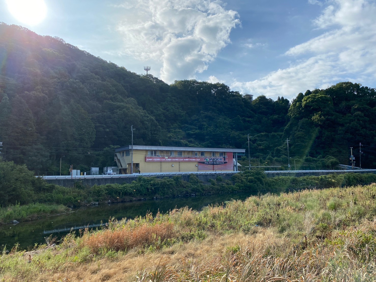 御立北(横関より北)に長年あるパチスロ屋「ナンバーワン」がここのところ「休業中」の看板が出てましたが、休業中もどけられたように見えます。閉業かな？【姫路の種探偵団】