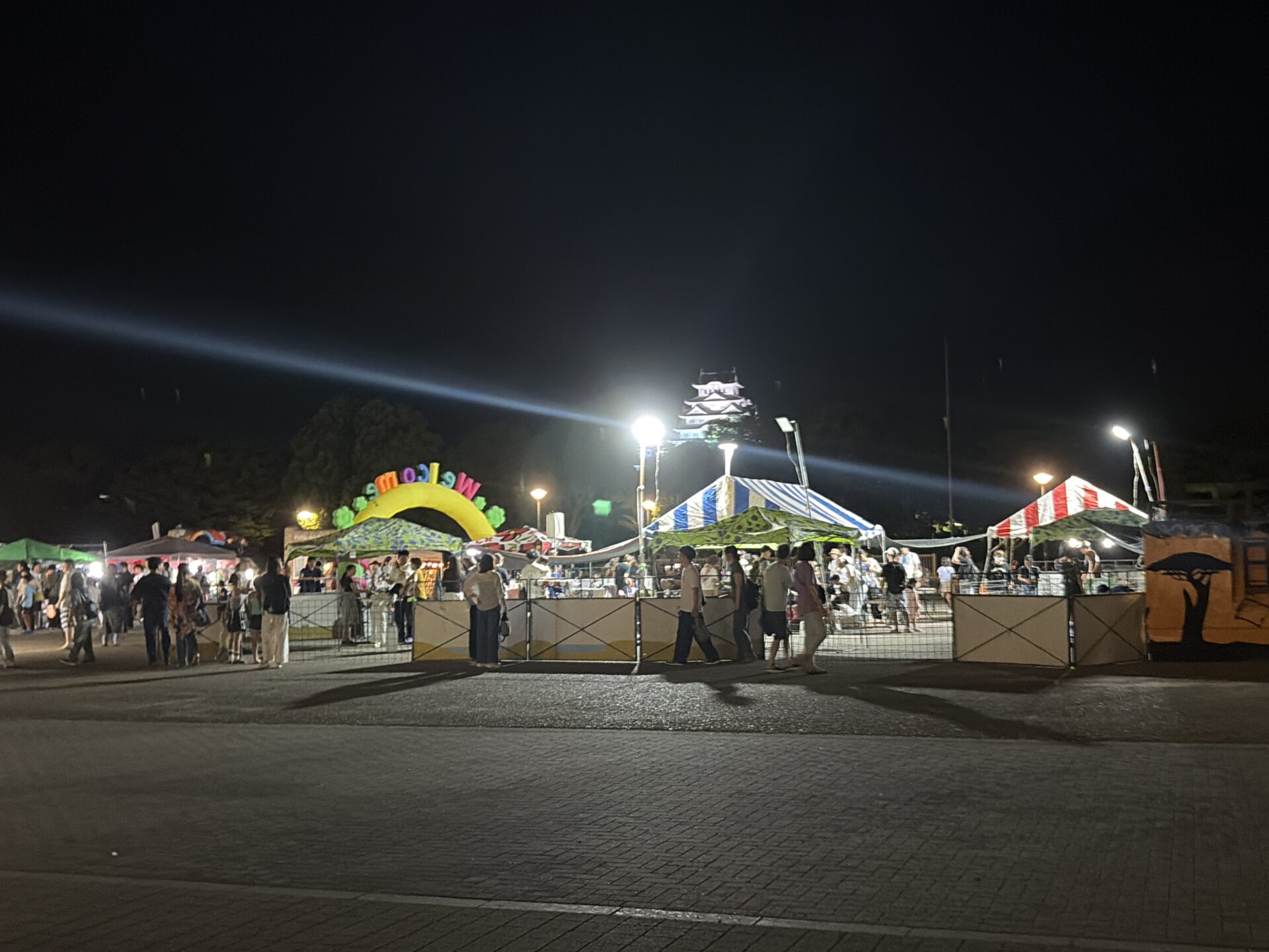 大手前公園の夜市の会場と姫路城