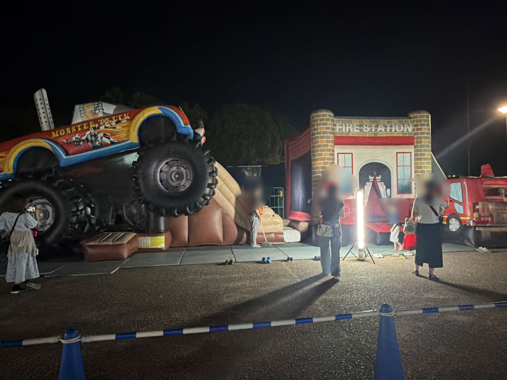 姫路夜市のキッズパークにあった車の形をしたふわふわ遊具