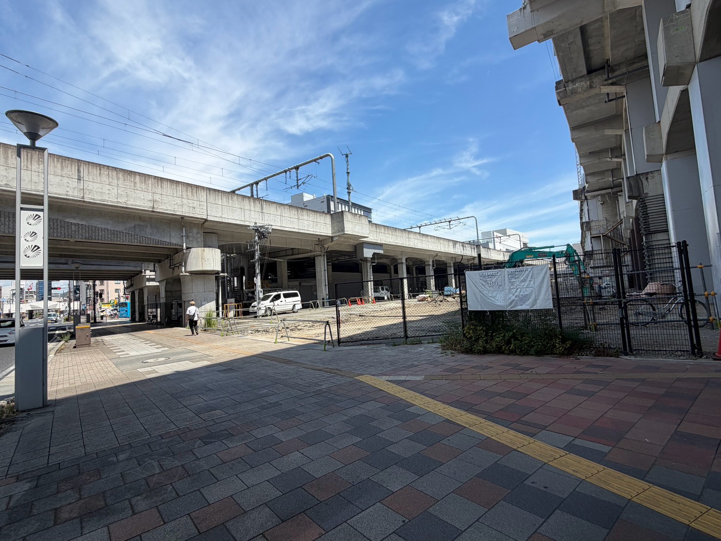 歩道から見た南畝町の工事現場とフェンス