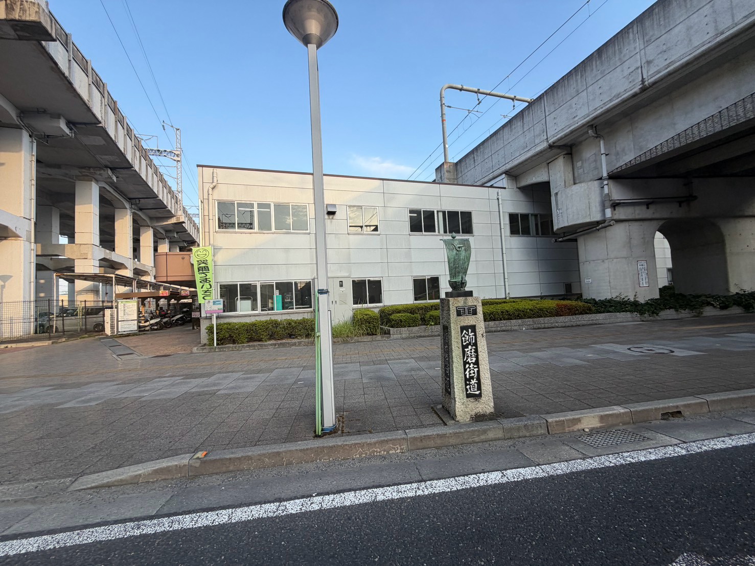 姫路駅西自転車駐車場と飾磨街道の石柱