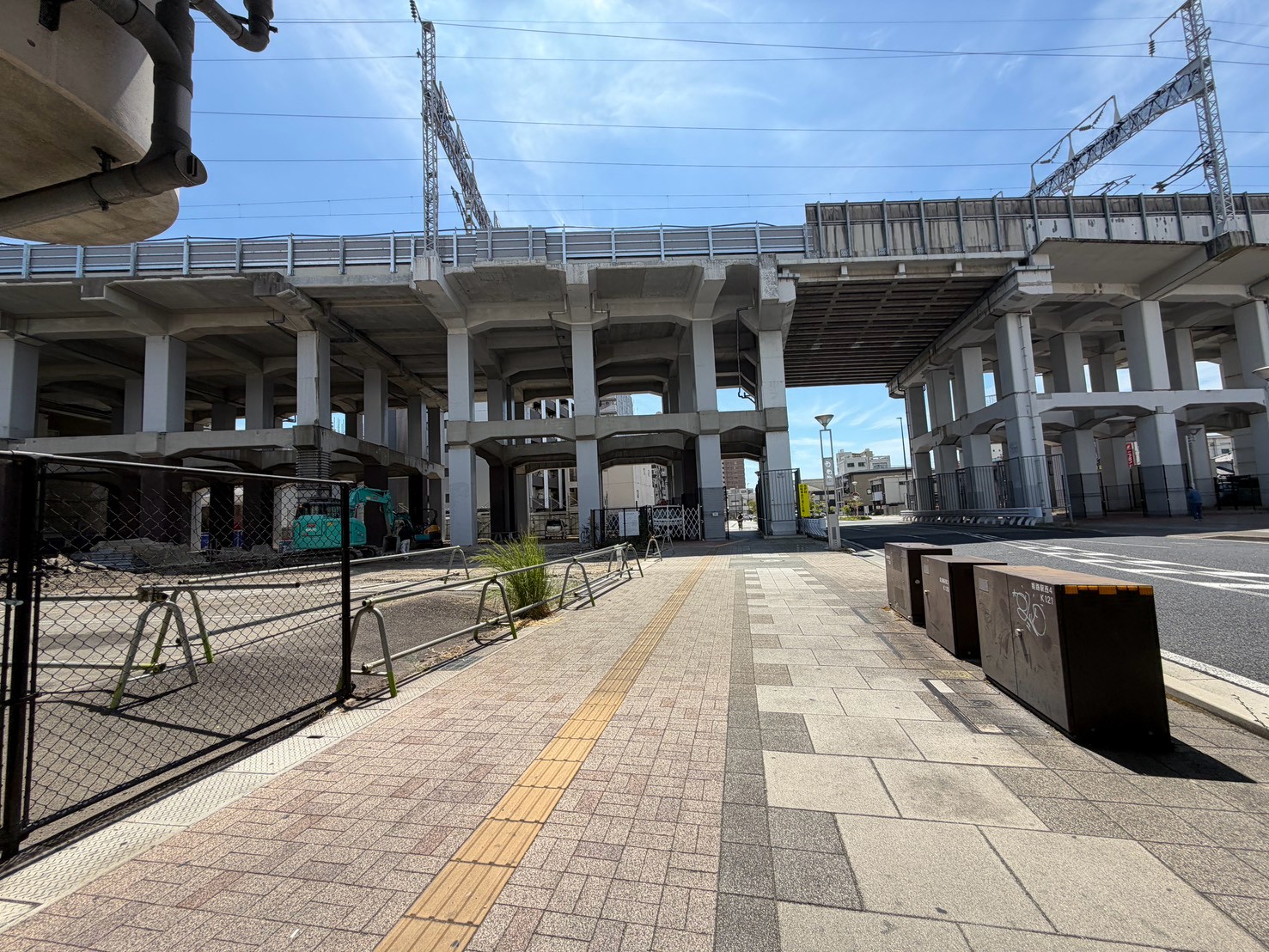 現場の横を通るJRの高架