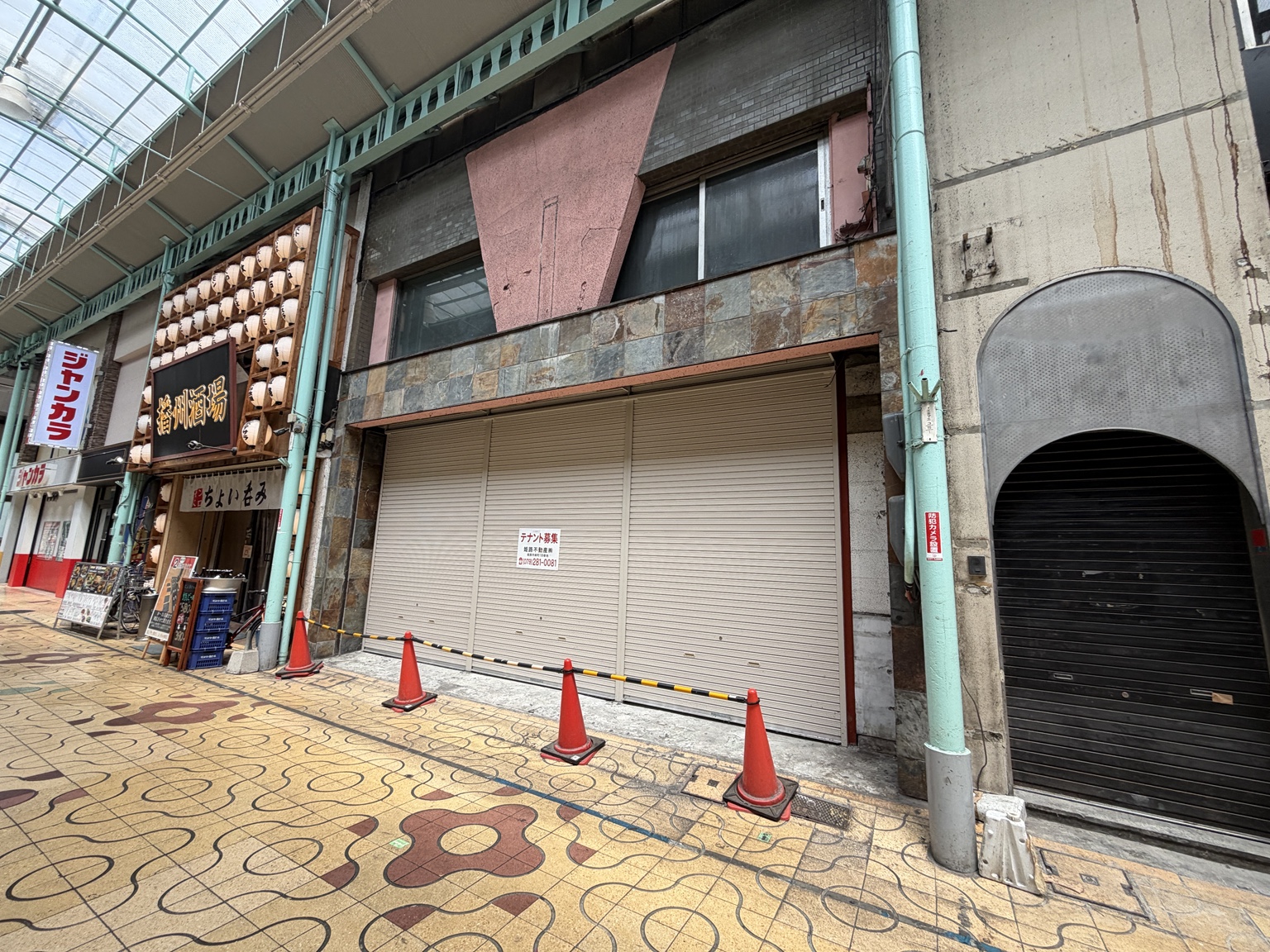 隣の空き店舗