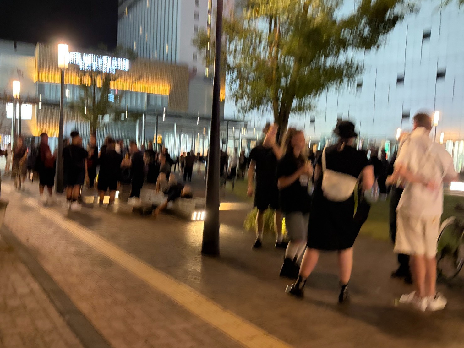 夜の姫路駅前にできていた人だかり