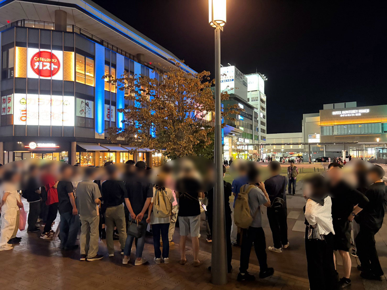姫路駅前の芝生広場にできた人だかり