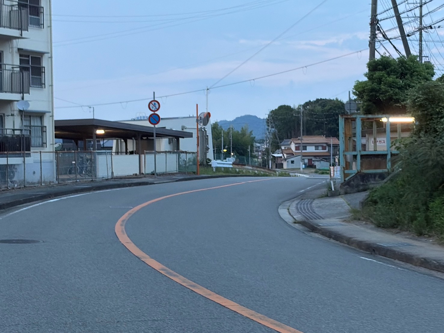 播但連絡道路の高架に続く道