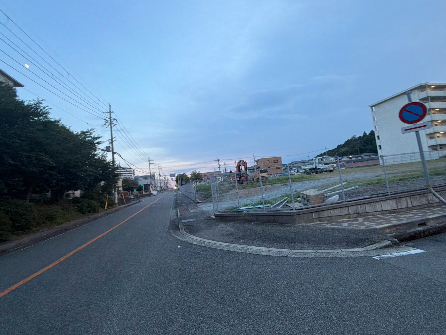 豊富町甲丘の道路沿い、フェンスで囲われた更地に重機が入っている様子