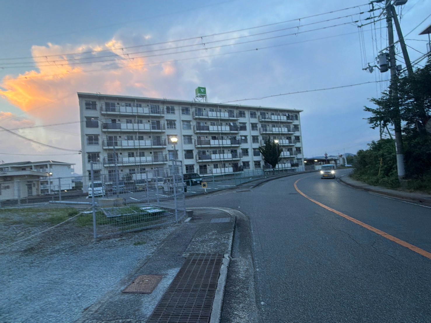 反対側、江鮒団地のほうへ続く道