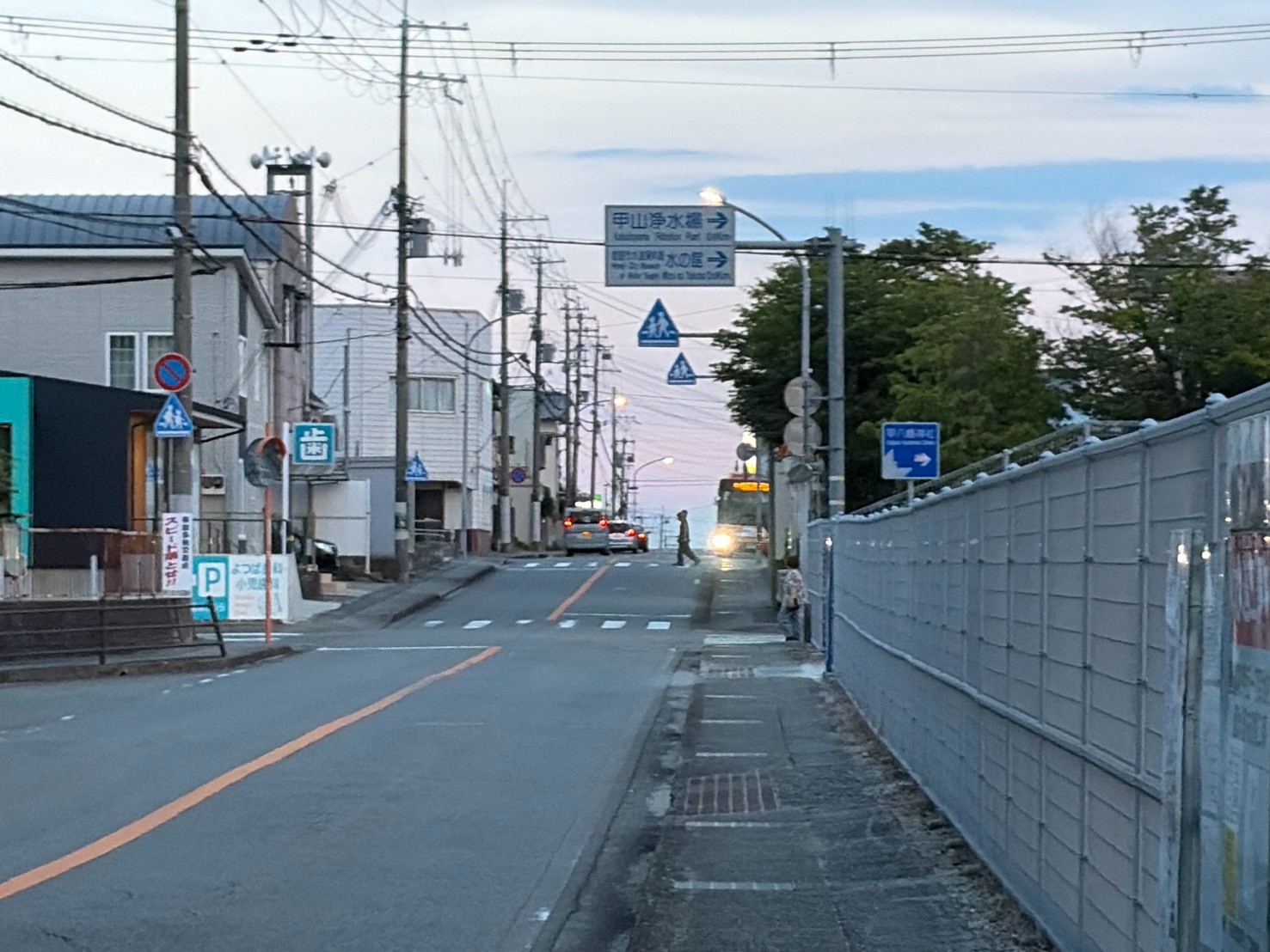 よつば歯科・小児歯科や夕ヶ丘モールの方向を望む道路