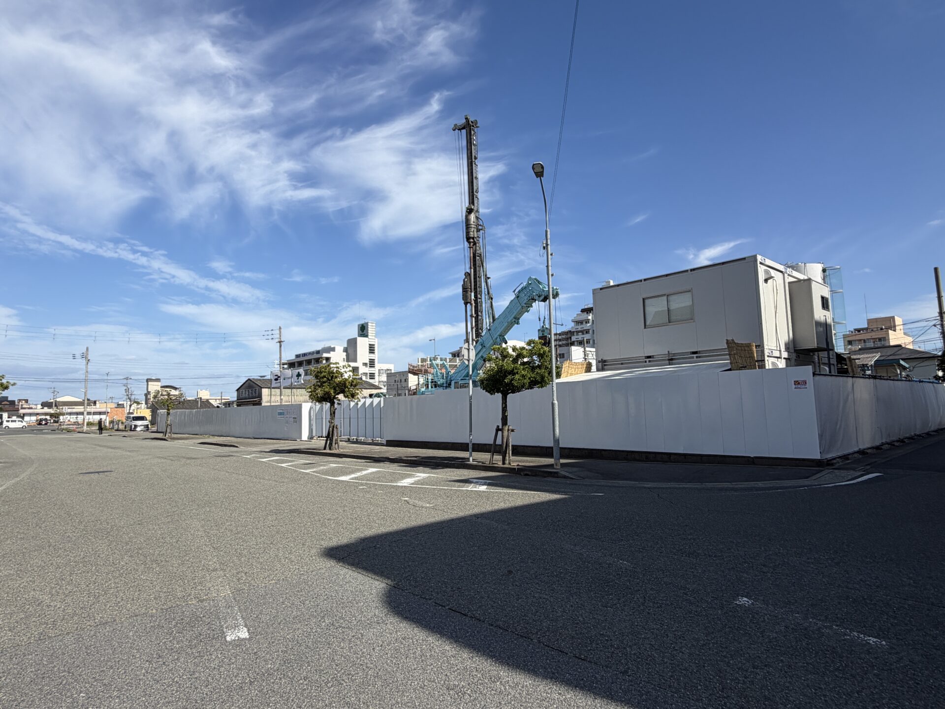 道路側から見たホテル建設現場と現場事務所