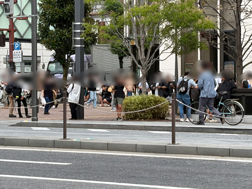 スマホを持って集まる姫路駅前の人だかり