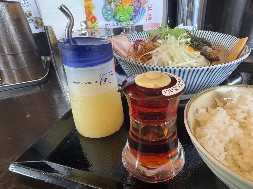 魚介濃厚まぜそばの味変用 ラー油とお酢のボトル