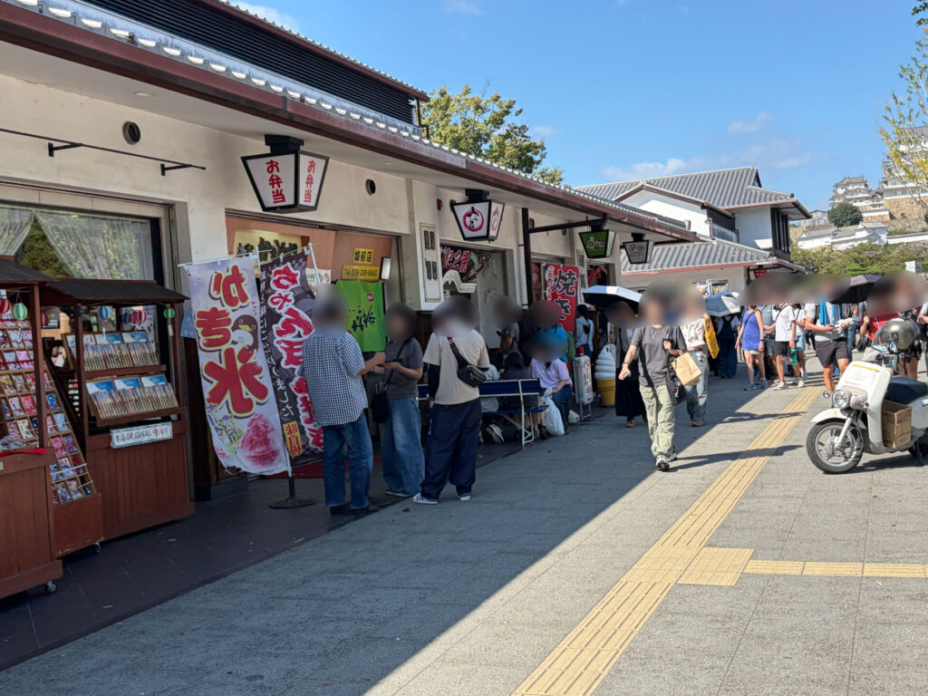 本家かまどや 城前店前に集まる人たち