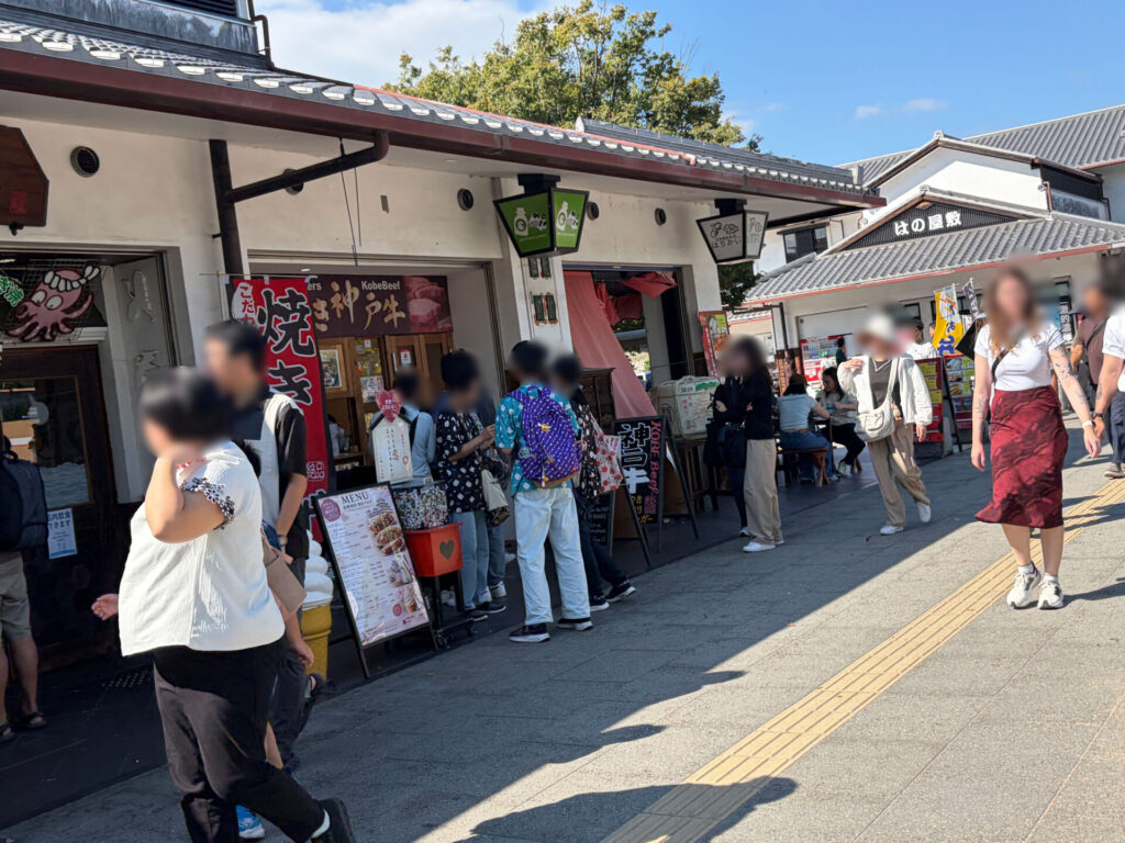 串焼き 神の前に並ぶ人たち