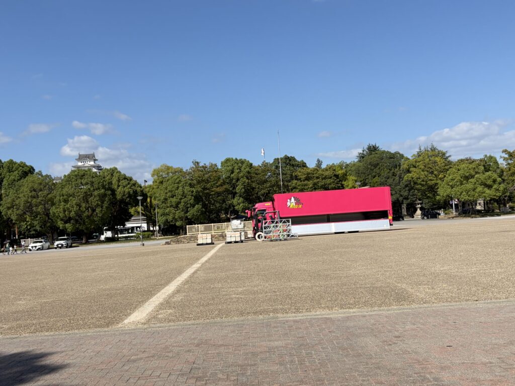 大手前公園に停まるピンクの大型ステージトラック