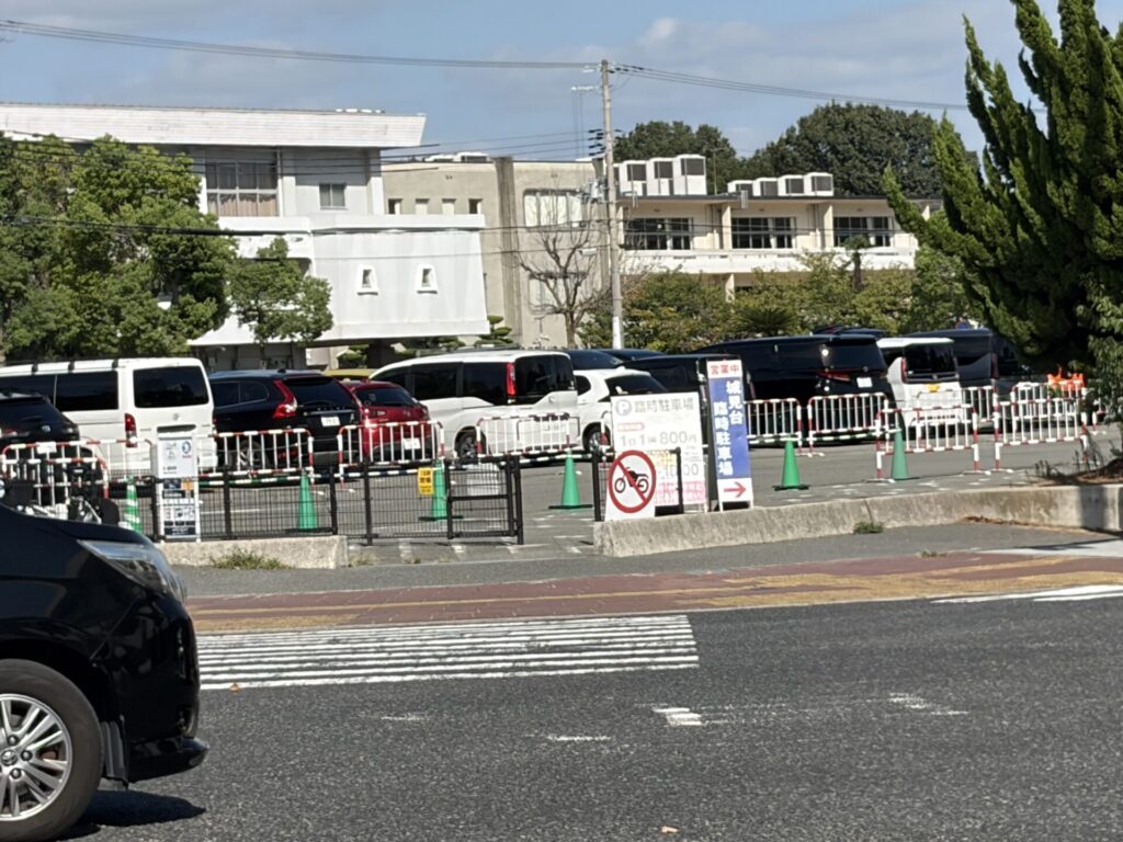 連休中の城見台臨時駐車場に並ぶ車