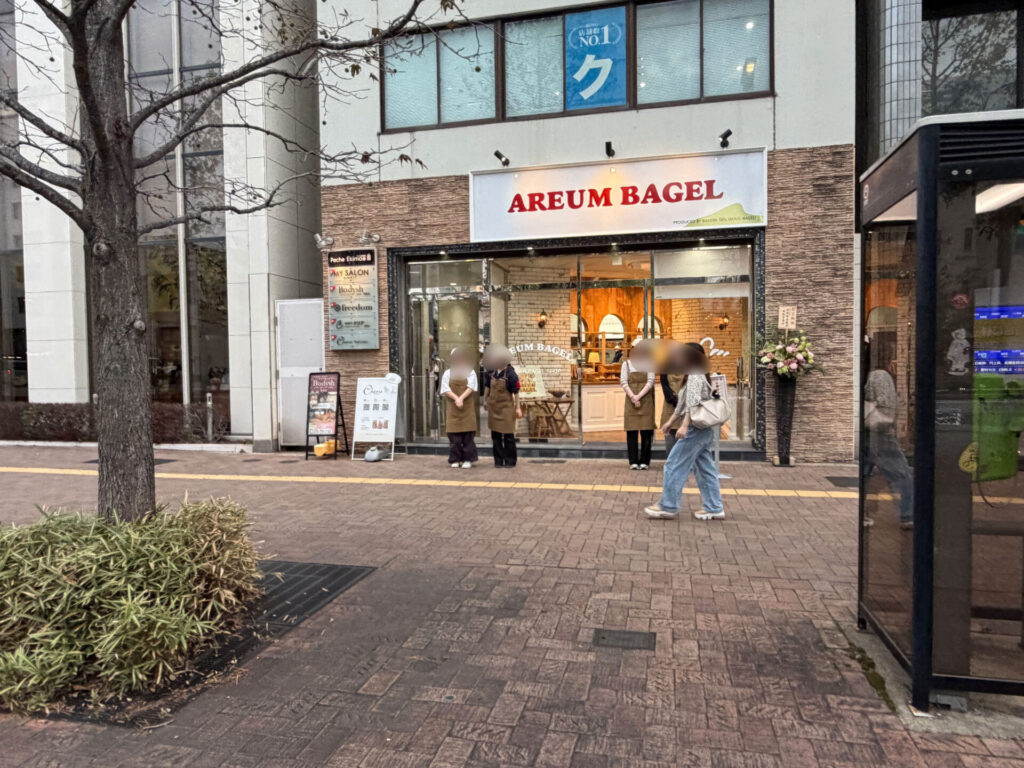 オープン前日、店頭で準備するスタッフ