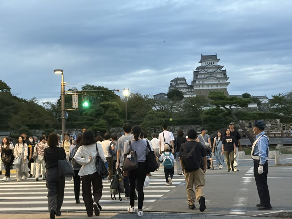 大手前通りの交差点で姫路城方面へ向かう人たち