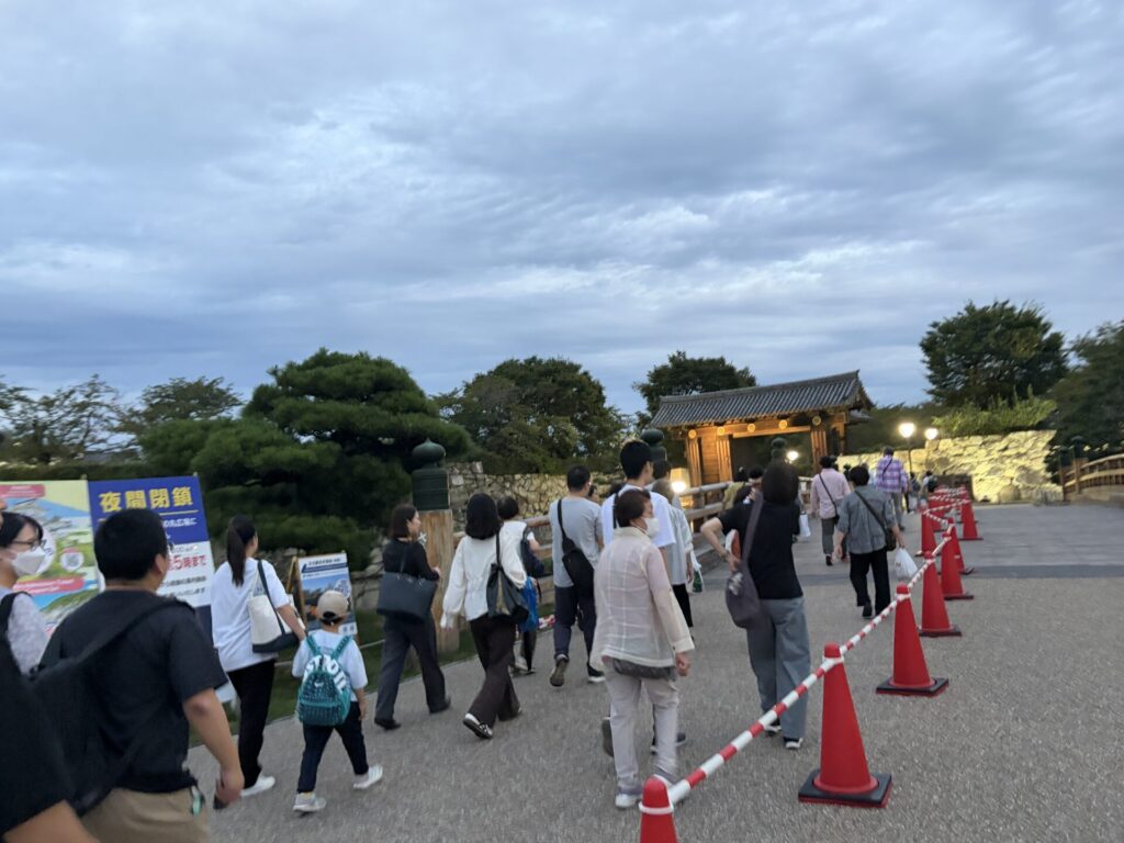桜門橋を三の丸広場へ向かう人たち