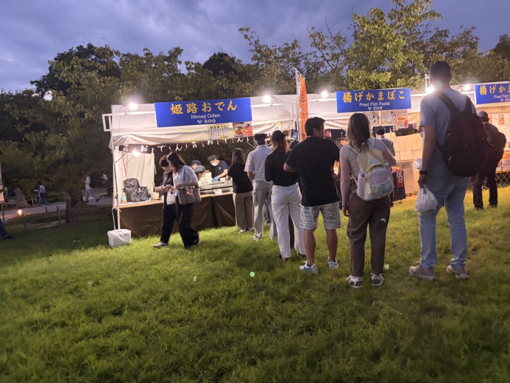 姫路城観月会の飲食ブースの行列