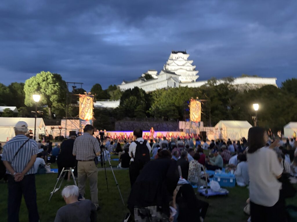 姫路城観月会のメインステージ前に集まる人たち