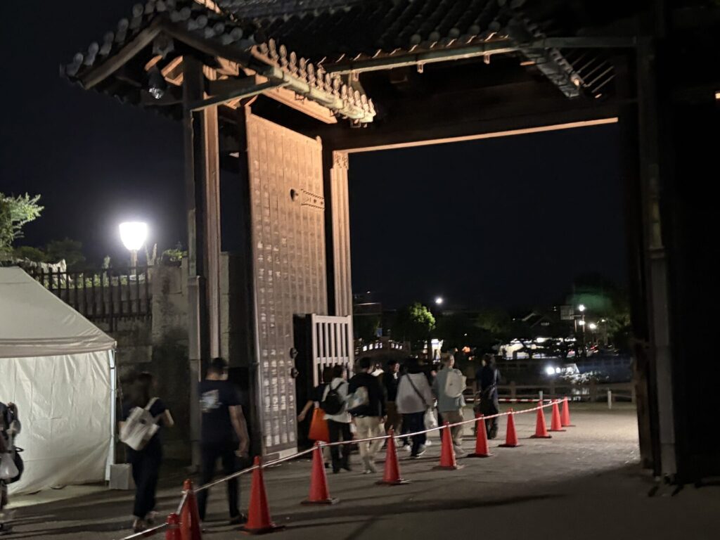 姫路城観月会終了後の大手門前
