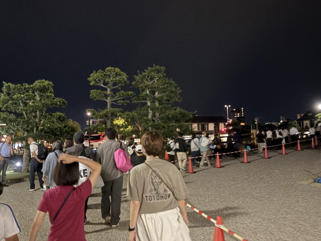 桜門橋へ向かう観月会帰りの人たち