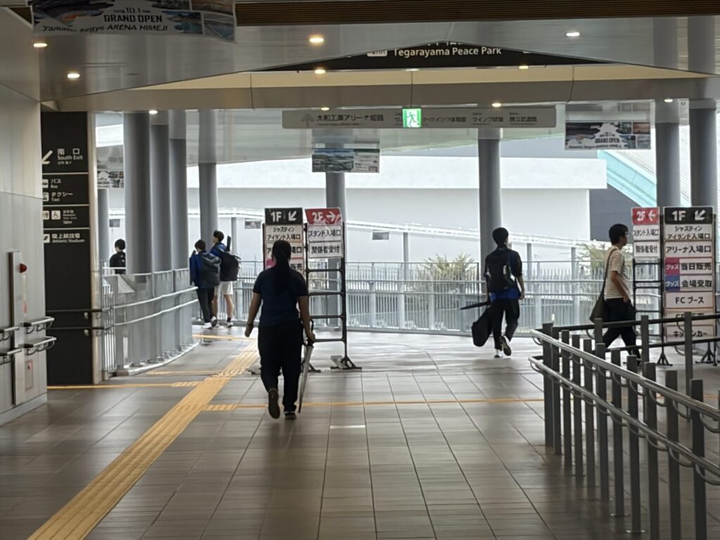 手柄山平和公園駅から大和工業アリーナ姫路へ続く連絡通路