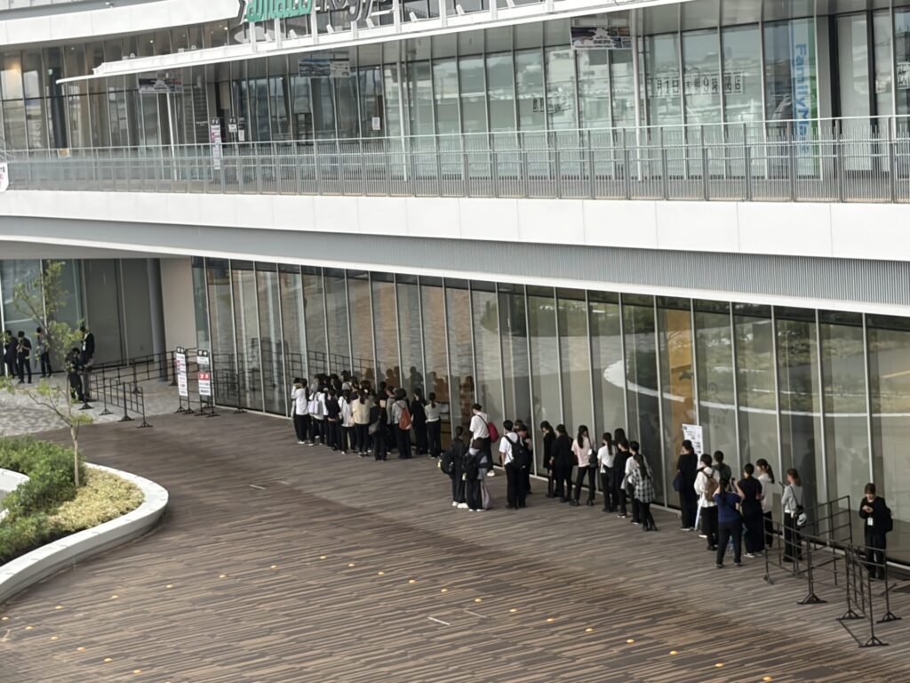 大和工業アリーナ姫路前に集まる人たち