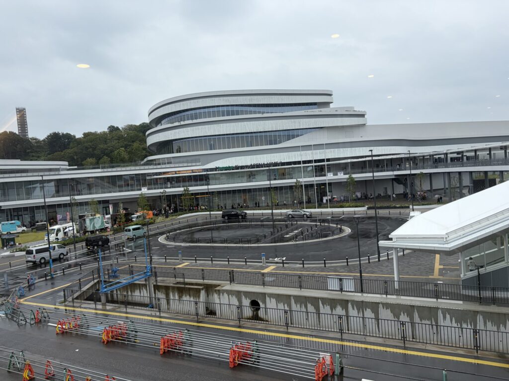 お昼を回った大和工業アリーナ姫路のロータリー周辺に集まる人