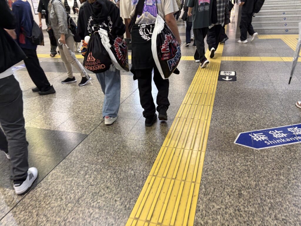 姫路駅でグッズの袋を持つ人たち