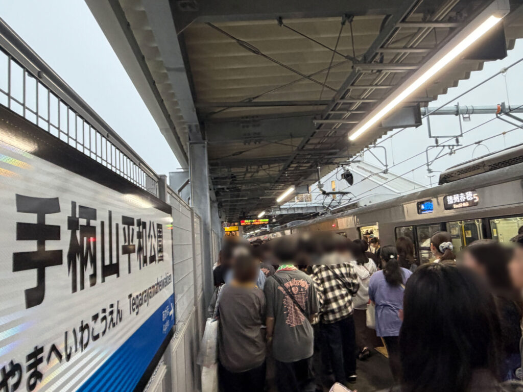 JR手柄山平和公園駅で電車を降りた大勢の人