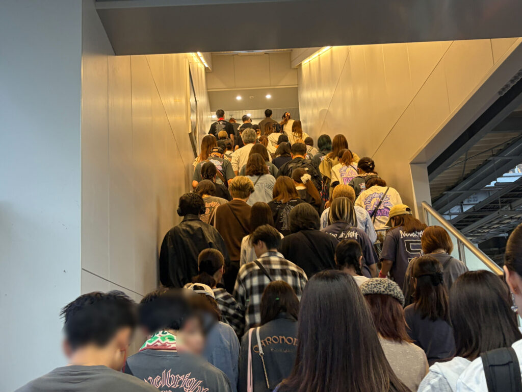 JR手柄山平和公園駅の階段を上がる大勢の人