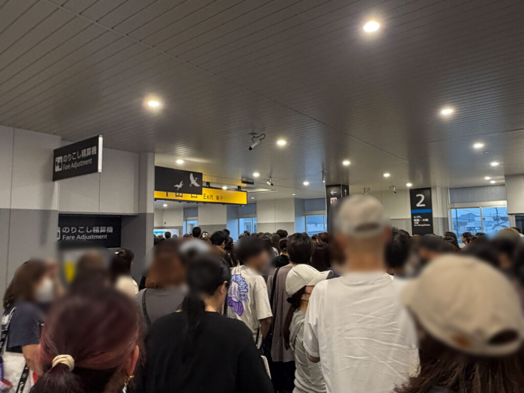 出口の案内看板付近で混雑する人たち