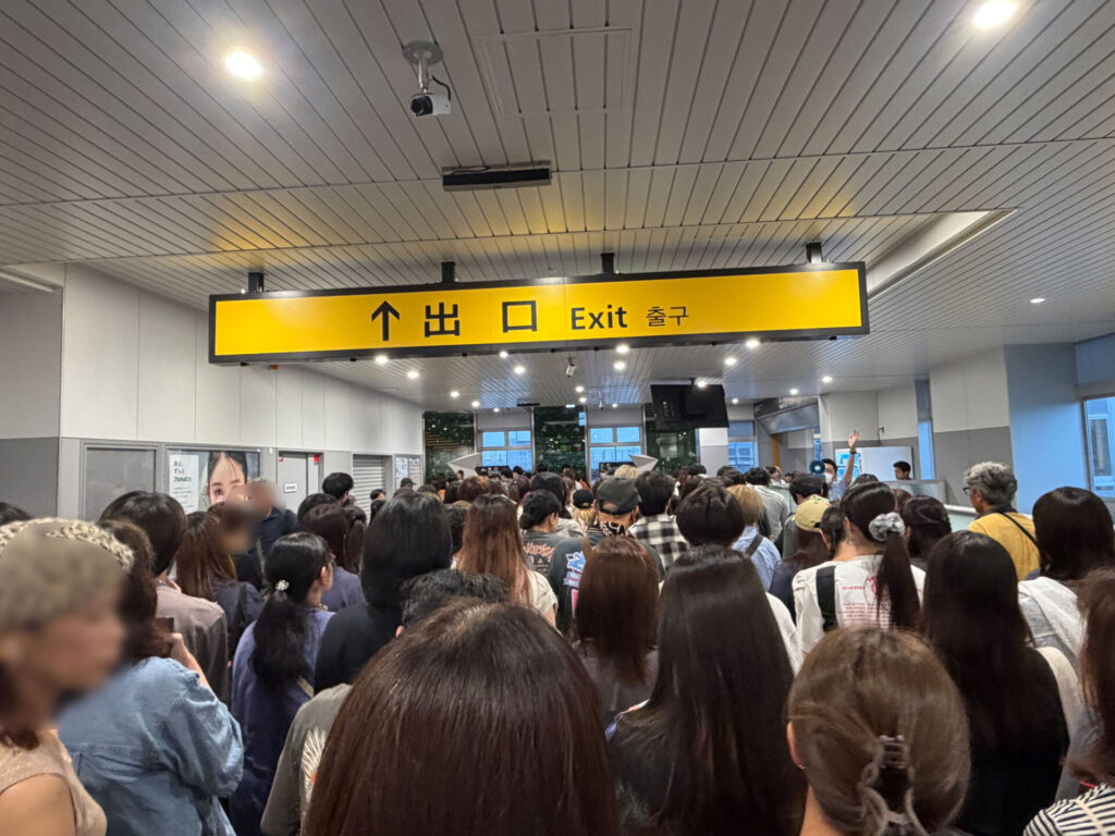 JR手柄山平和公園駅の改札へ向かう大勢の人