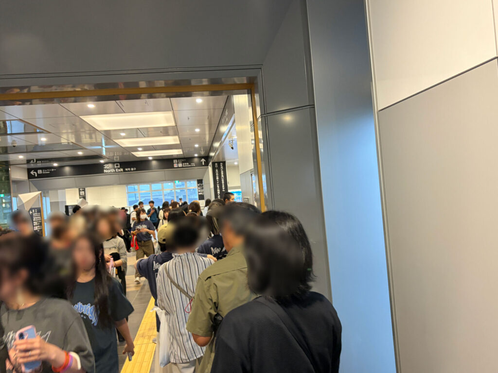 帰りの切符を買う人たち