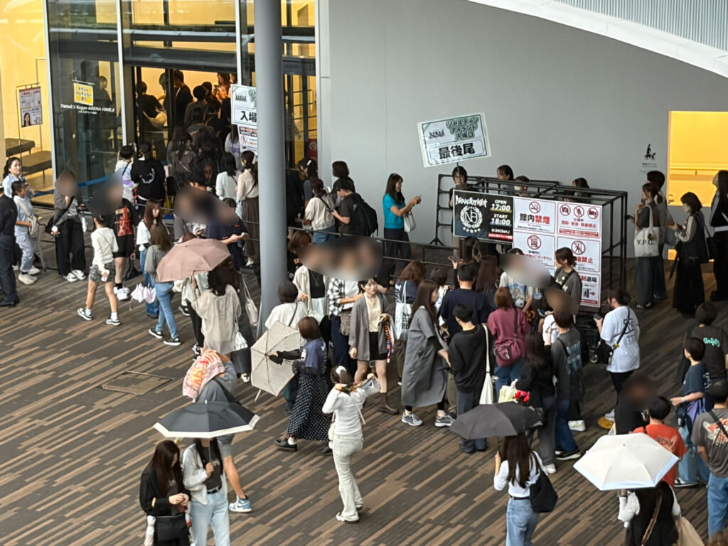 開場を待つ人の長い列ができた1F広場