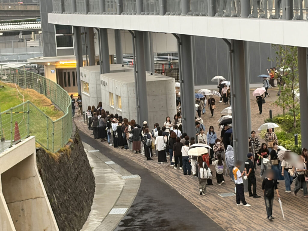 トイレ前に続く行列