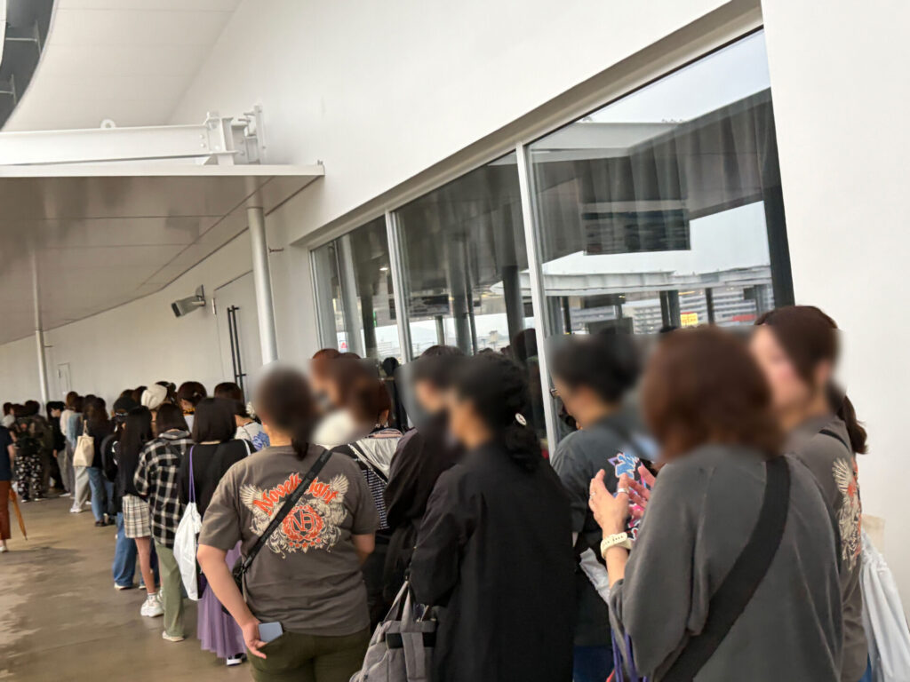女子トイレに並ぶ人の列