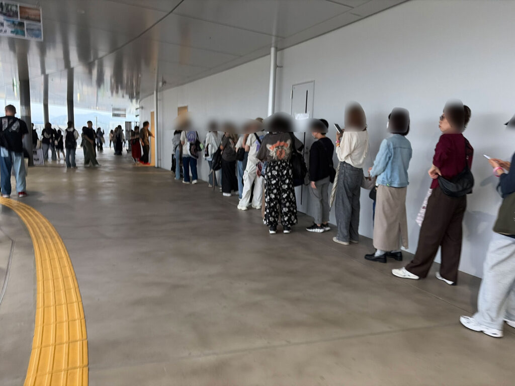 建物外の通路沿いまで続くトイレの列