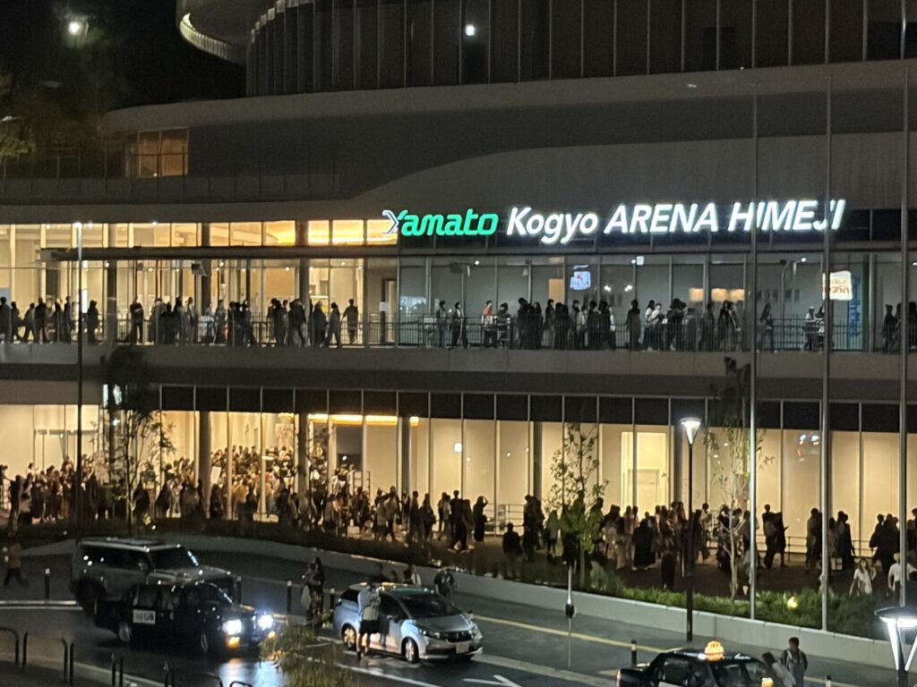 終演後、大和工業アリーナ姫路から駅方面へ続く人の波