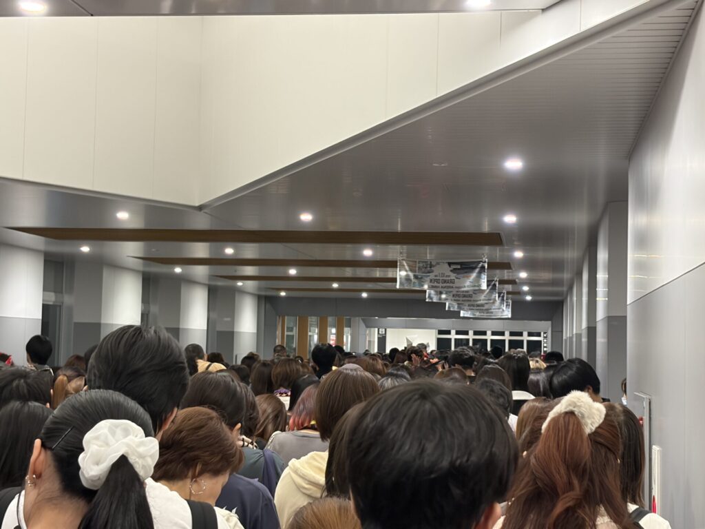 JR手柄山平和公園駅の改札前で待つ人の列