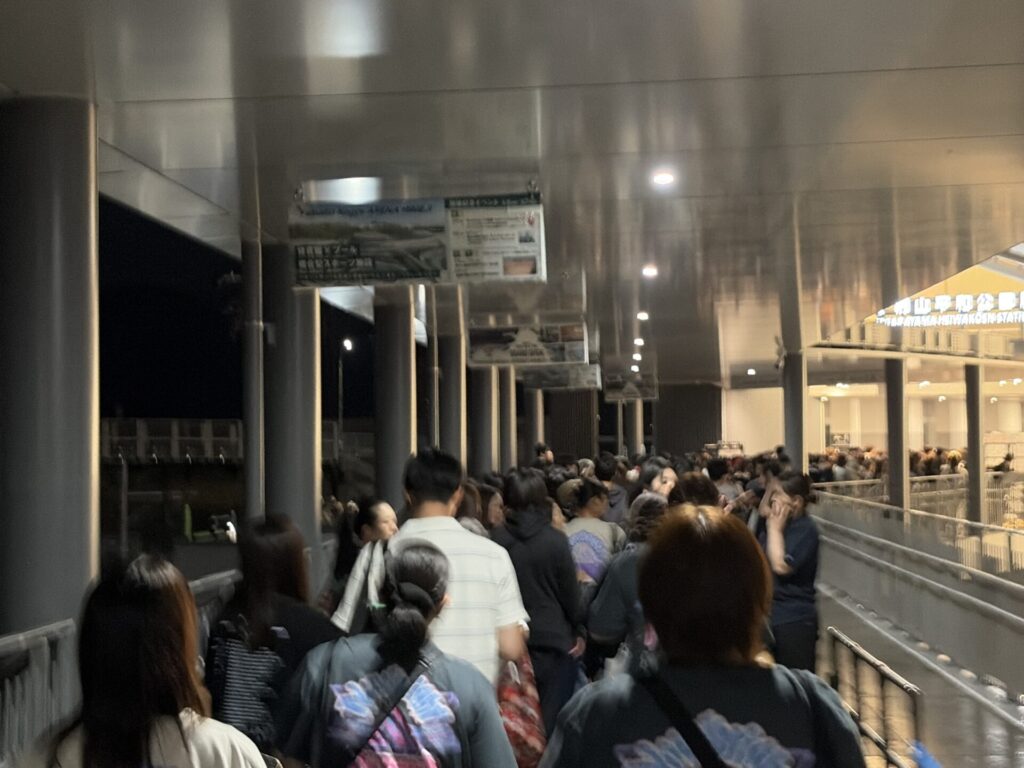 人であふれる駅前の通路
