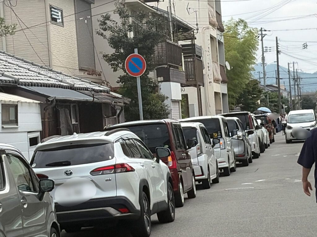 店舗へ向かう道路に続く車の列