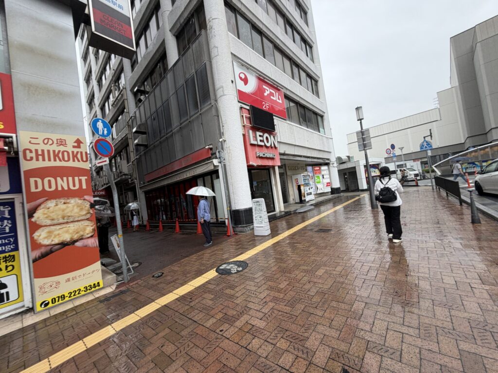 LEON駅前店の入口付近