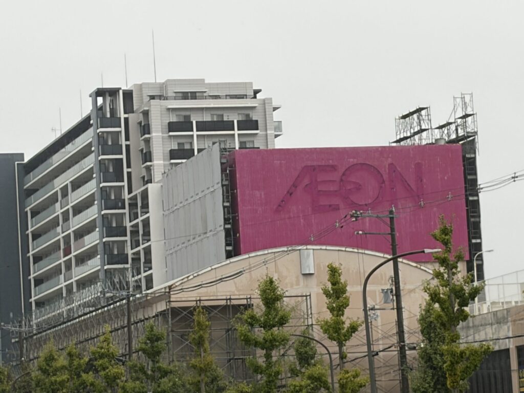 AEONの文字が消えたイオン姫路店の屋上看板