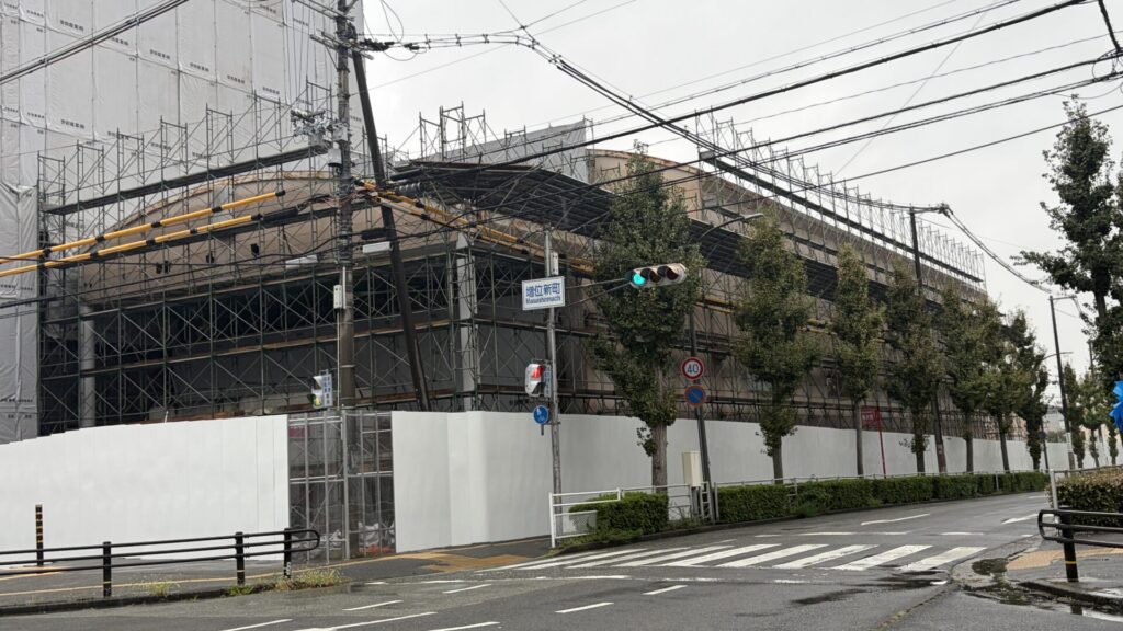 高く組まれた足場