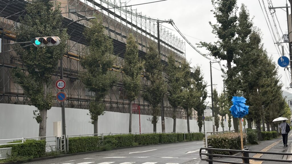 足場とシートで覆われた建物の側面